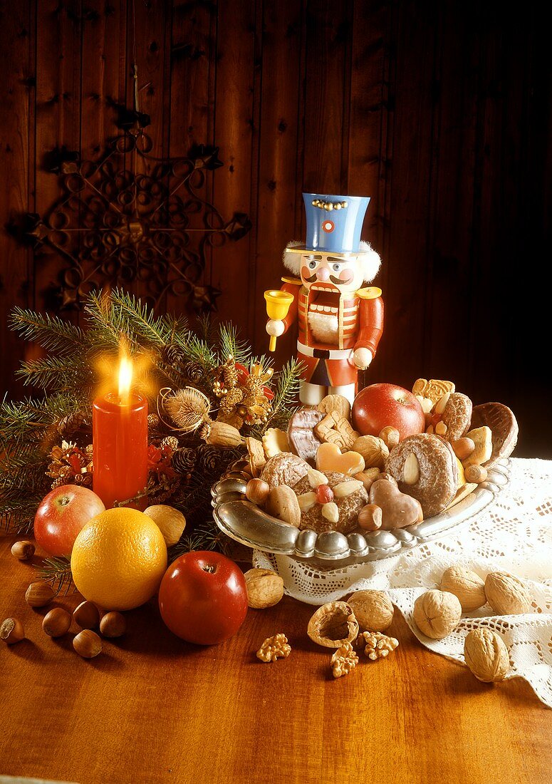 Gemischte Weihnachtsplätzchen in Schale; Früchte; Nussknacker