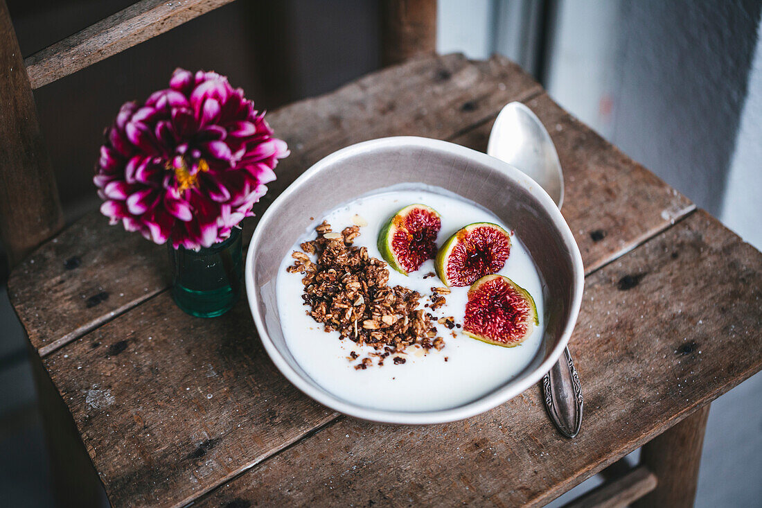 Breakfast Bowl mit Joghurt, Müsli und frischen Feigen