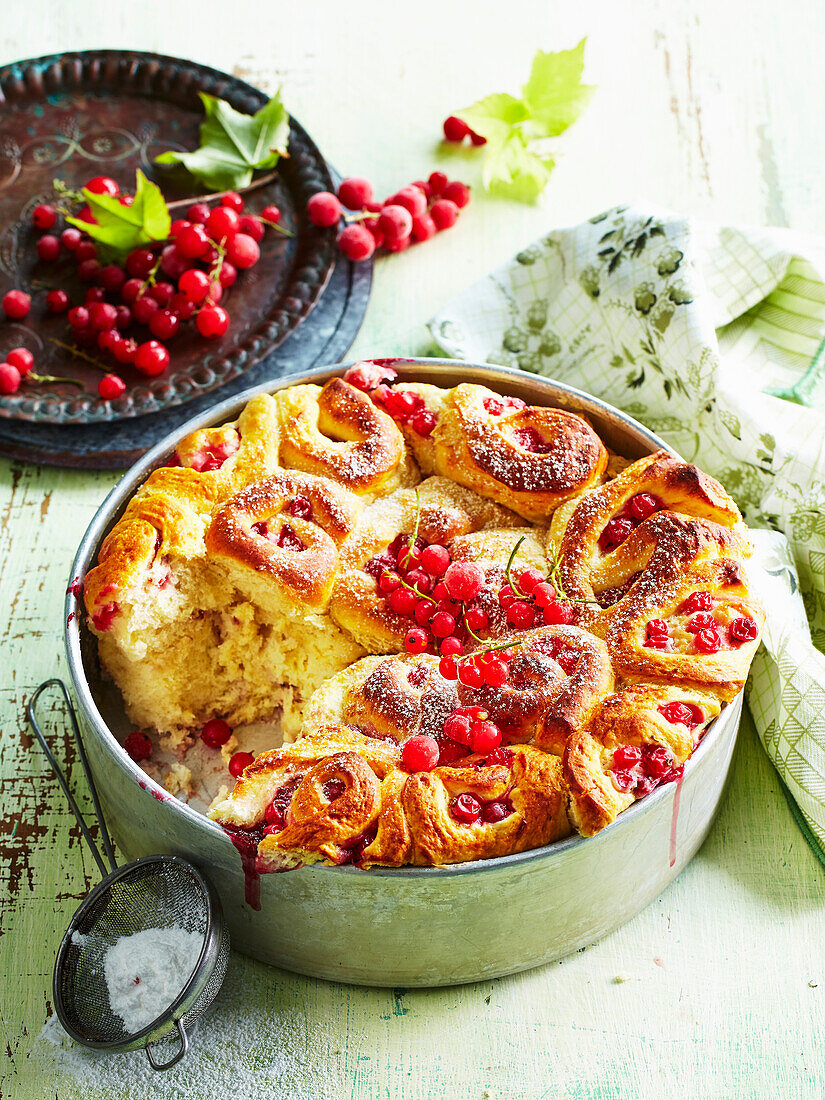 Rosenkuchen mit roten Johannisbeeren