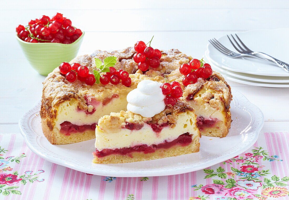 Käsekuchen mit roten Johannisbeeren