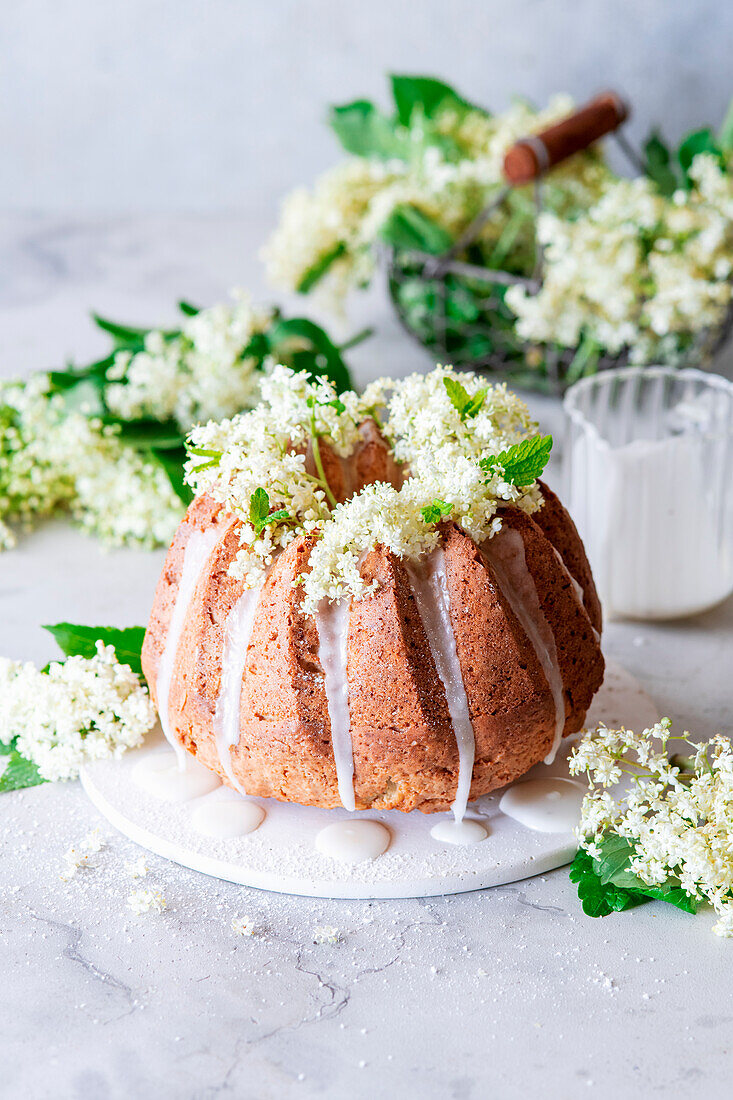 Holunderblütenkuchen mit Holunderblütenglasur