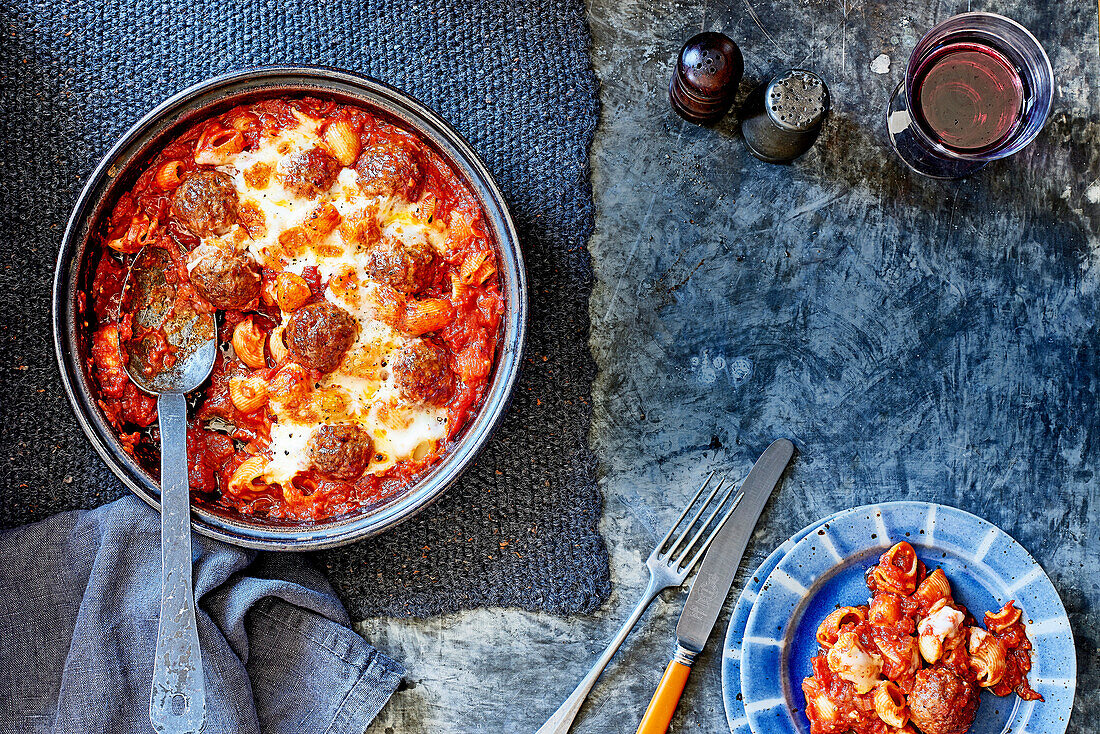 Nudelauflauf mit Hackbällchen und Tomatensauce