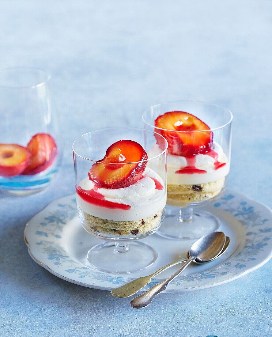 Trifle mit Karamell-Pfirsich in Dessertgläsern