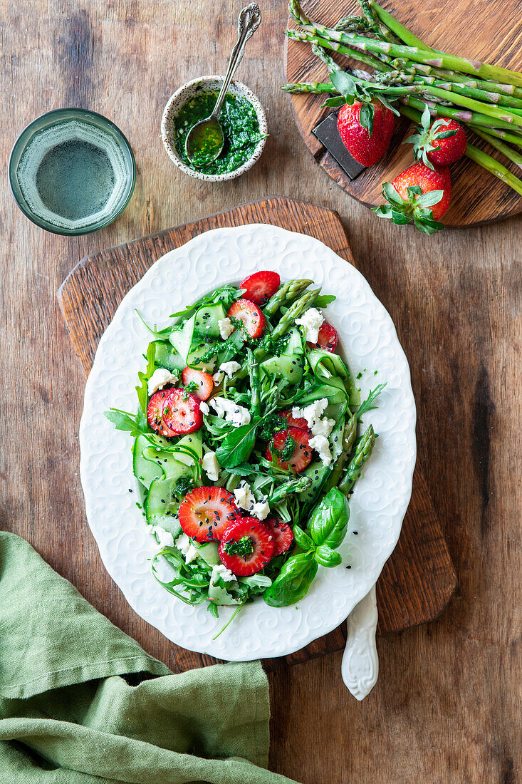 Aspargus strawberry salad