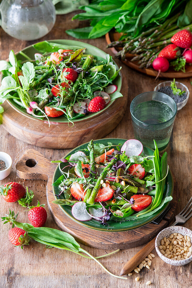 Spargelsalat mit Erdbeeren