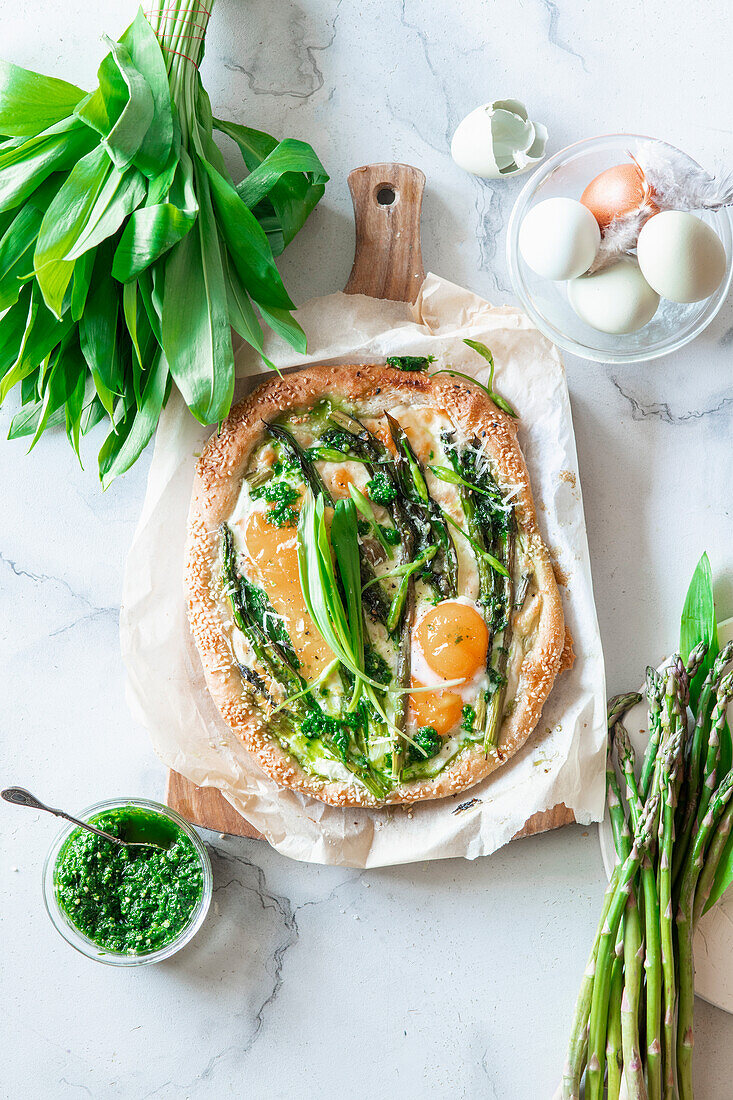 Bärlauchpizza mit Eiern und grünem Spargel