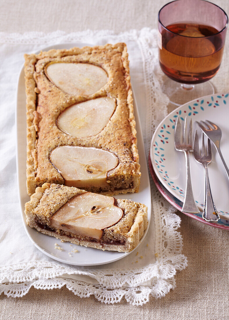 Knuspriger Birnenkuchen mit Nussfüllung