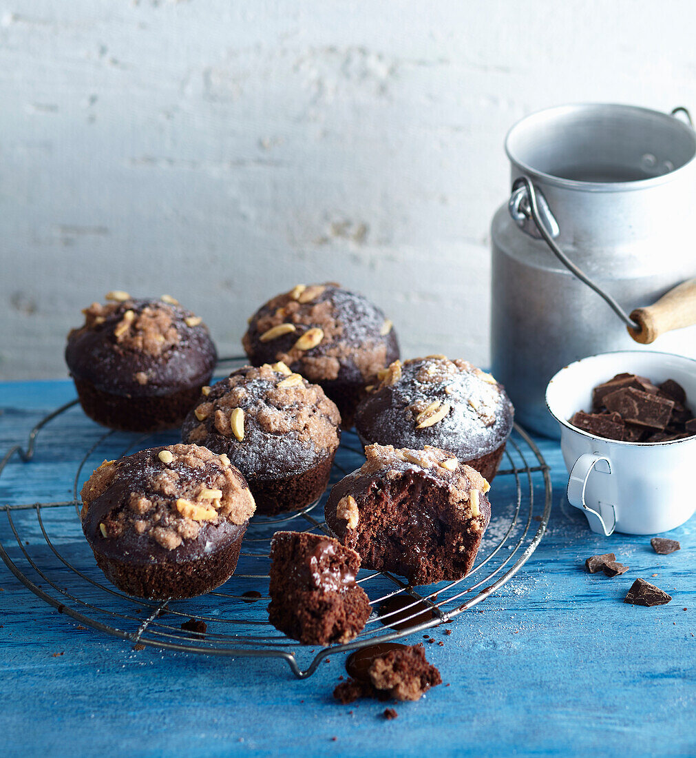 Muffins aus dunkler Schokolade mit Nüssen