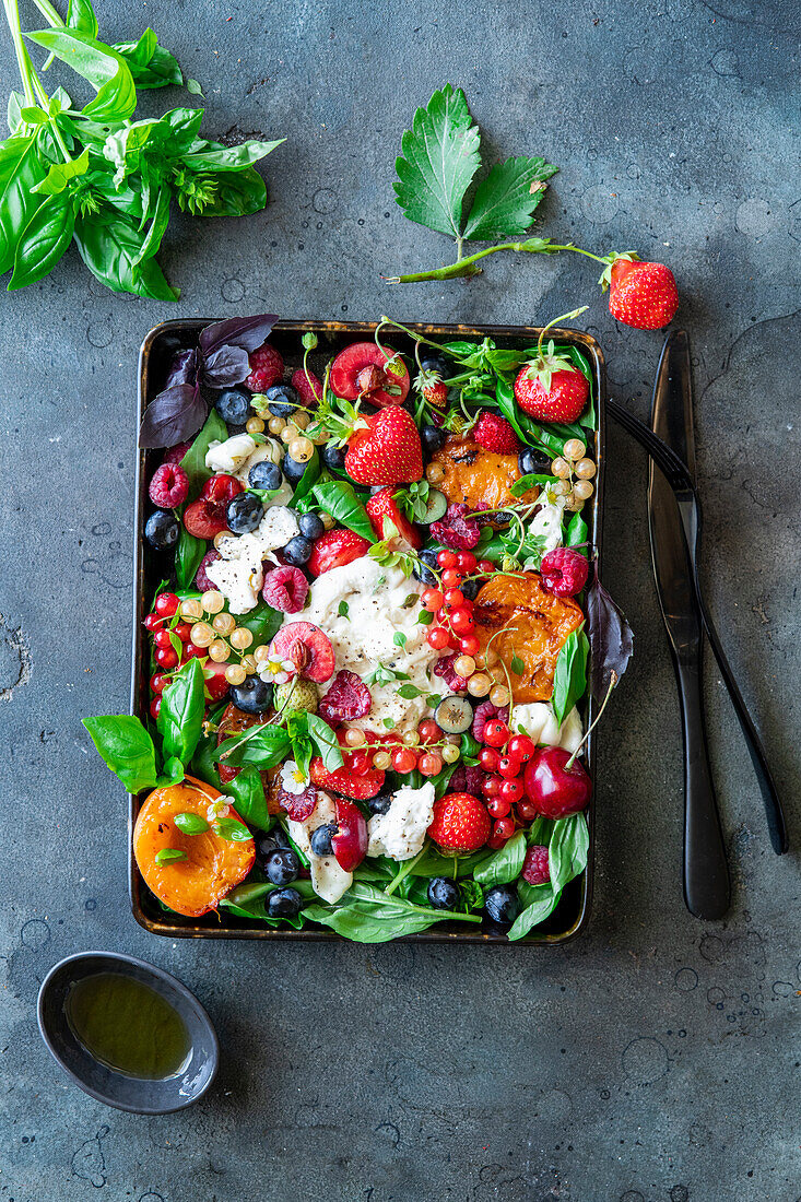 Beeren-Burrata-Salat mit Basilikum und gebackenen Aprikosen