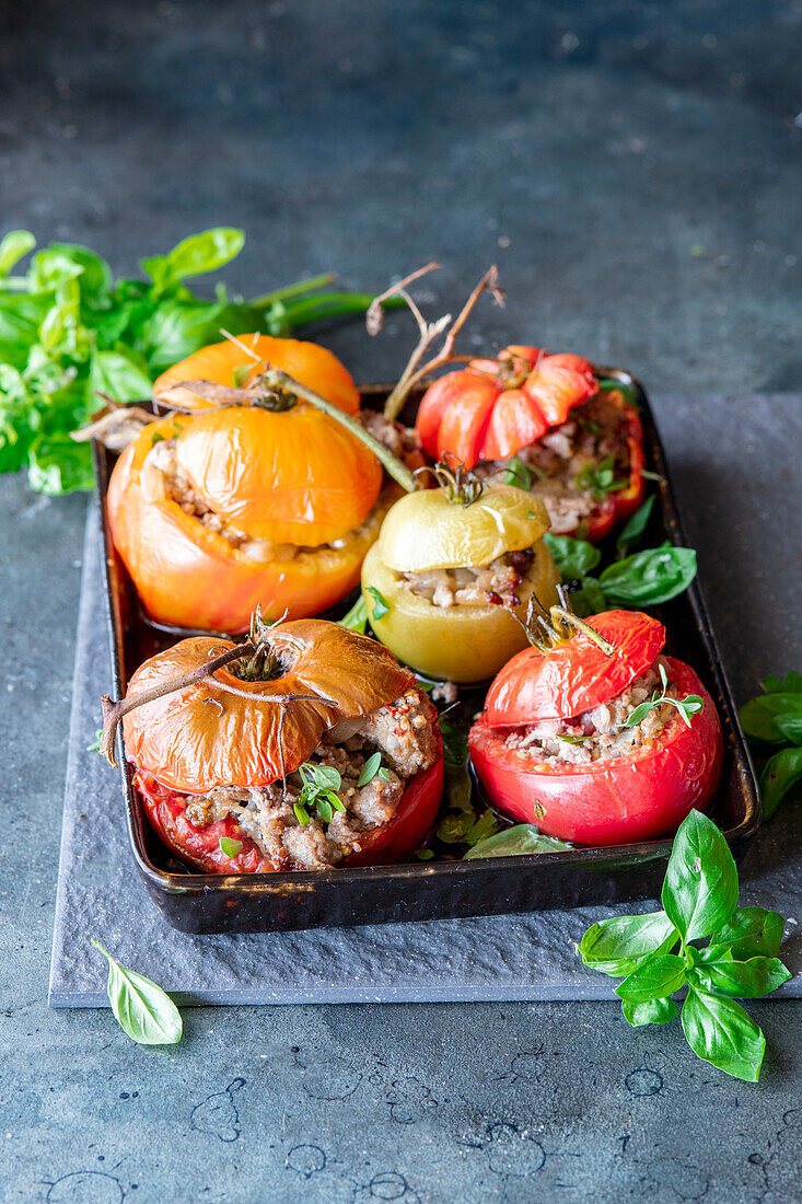 Verschiedene gefüllte Tomaten mit Hackfleisch