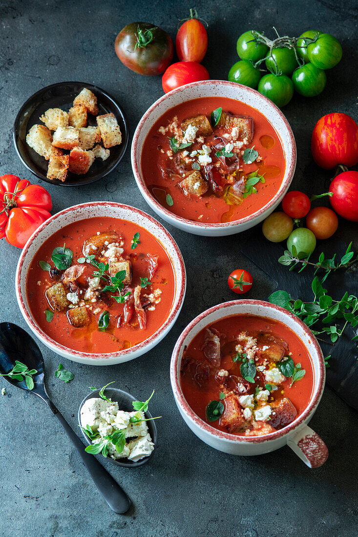 Tomaten-Feta-Suppe mit gebratenem Proscuitto und Croutons
