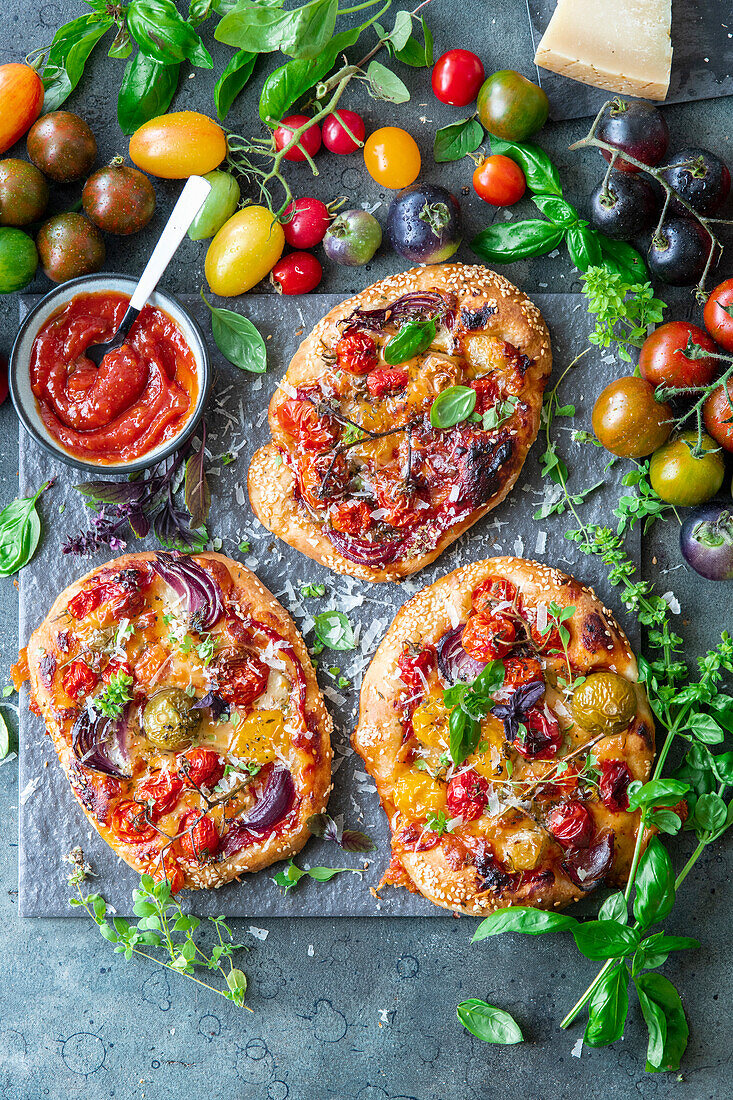 Tomato pizzetas