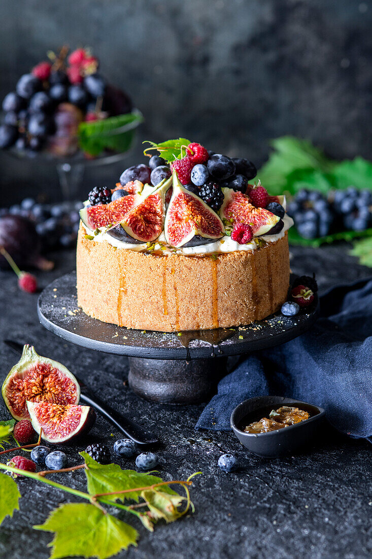 Cheesecake with figs and grapes