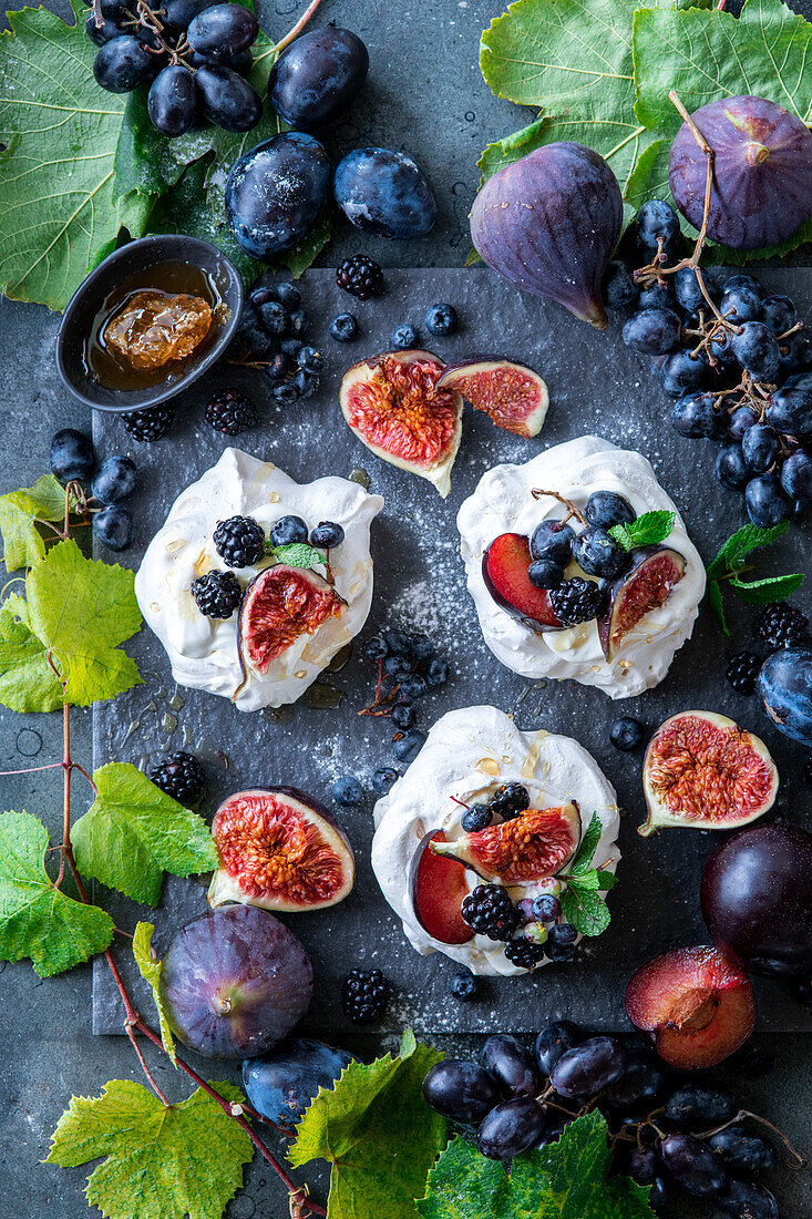 Mini-Pavlovas mit Herbstfrüchten