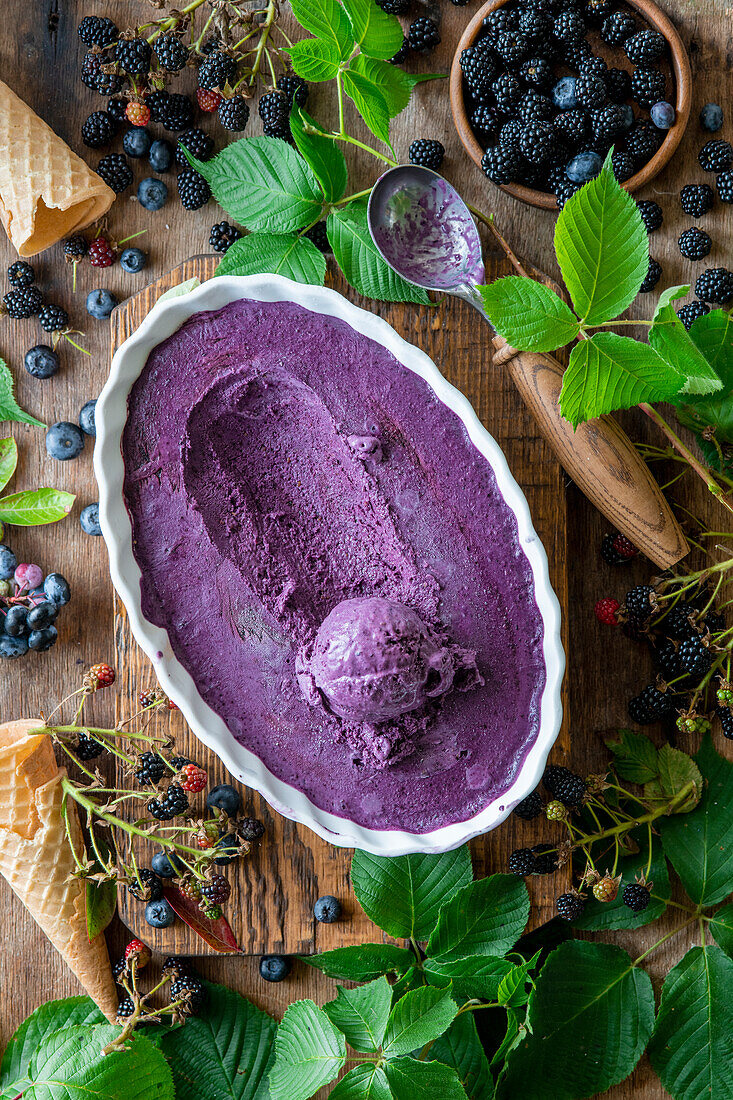 Brombeer-Blaubeer-Eis