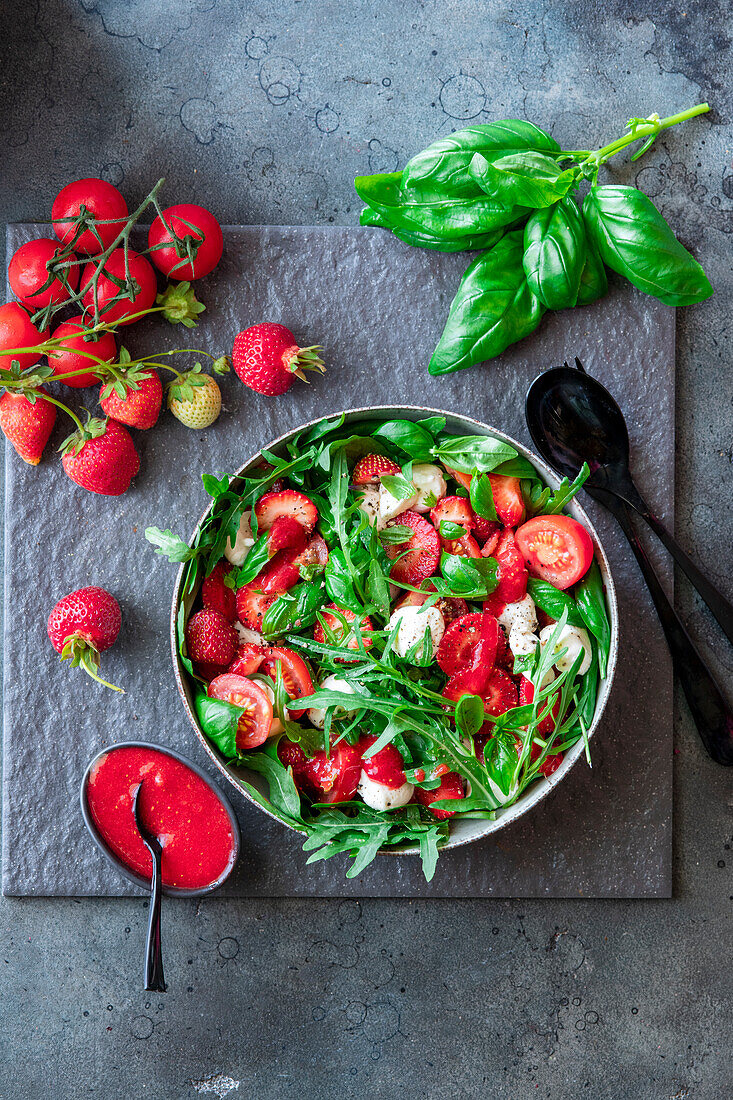 Sommersalat mit Erdbeeren, Tomaten, Mozzarella und Erdbeerdressing