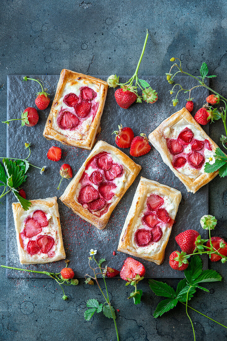 Blätterteiggebäck mit Frischkäse und Erdbeeren