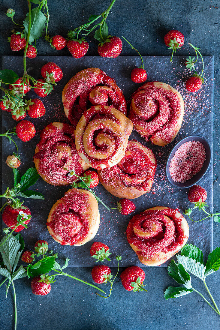 Erdbeer-Hefeschnecken mit gefriergetrockneter Erdbeeren und Puderzucker