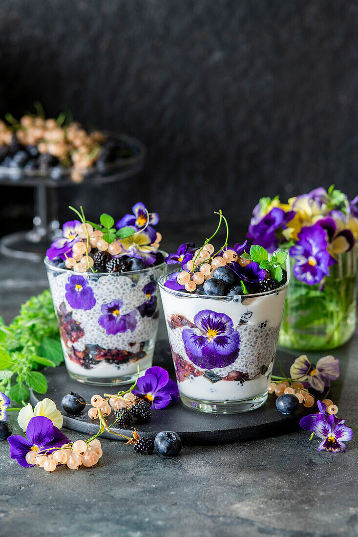 Chia-Pudding mit Veilchen und Beerenpüree