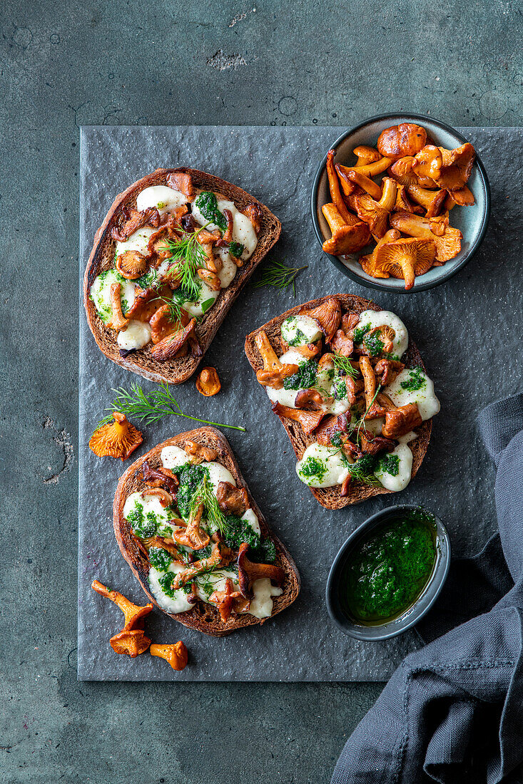 Bruschetta with chanterelles and cream cheese