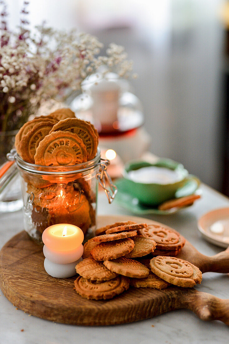 Shortbread Cookies auf einem Holzbrett