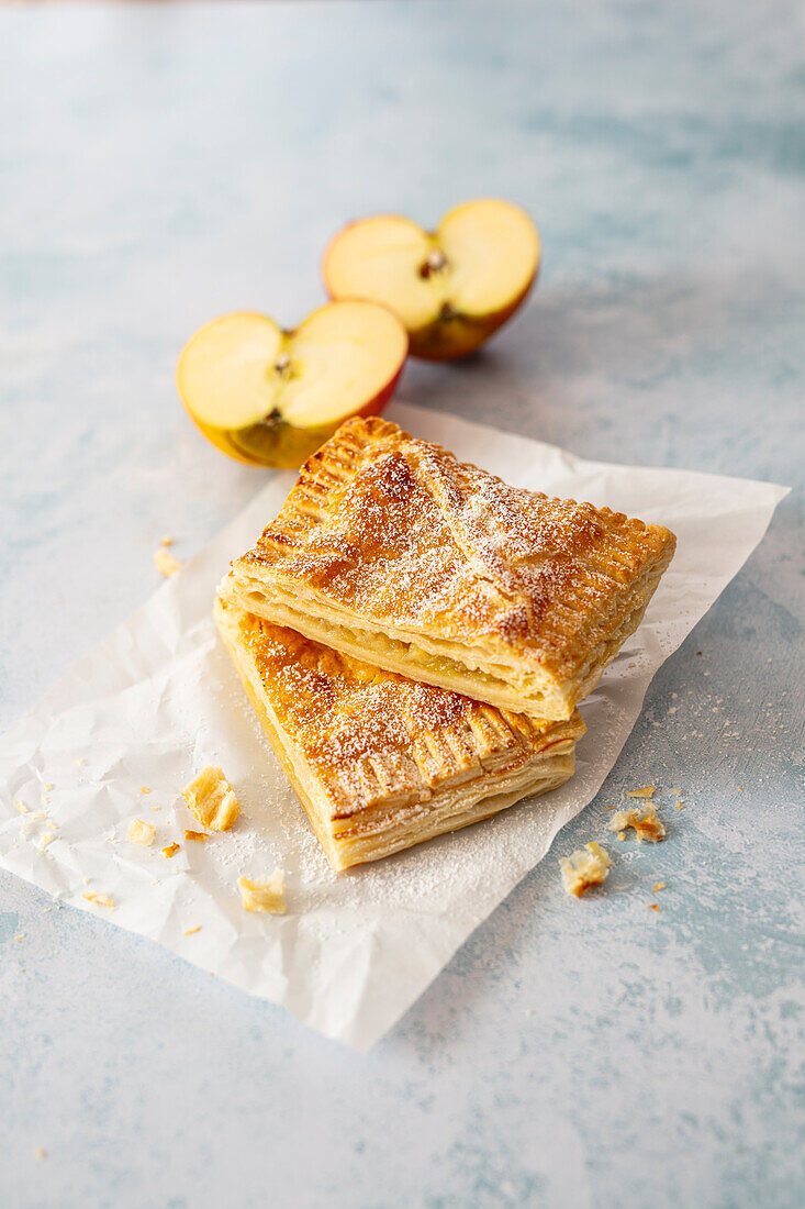 Puff pastry pockets with apple filling (vegan)