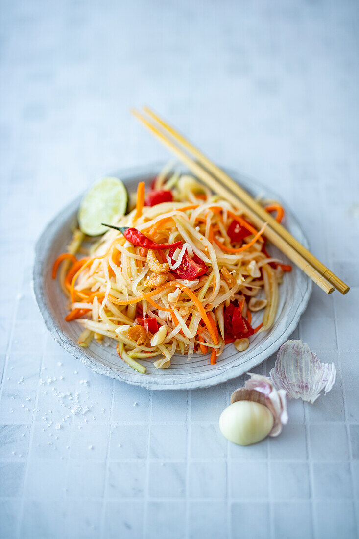 Pikanter Salat aus grüner Papaya und Möhre mit Chili, Knoblauch und getrockneten Garnelen (Low Carb)