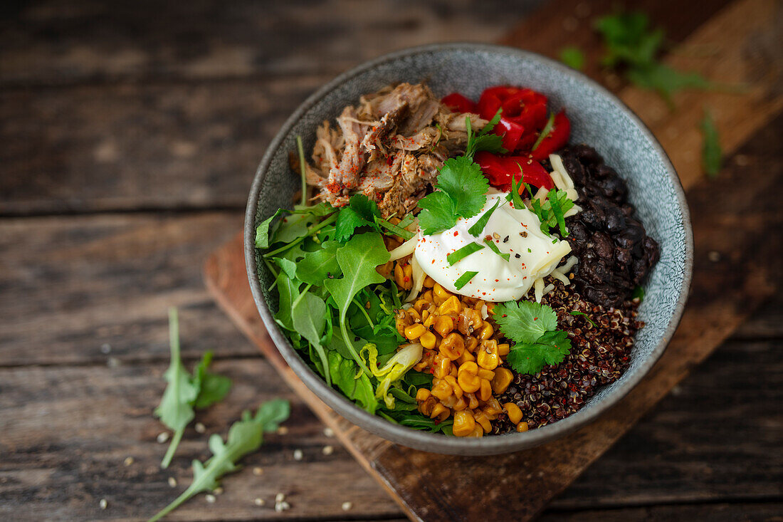 Bowl mit Pulled Pork, schwarzen Bohnen, Mais und Quinoa