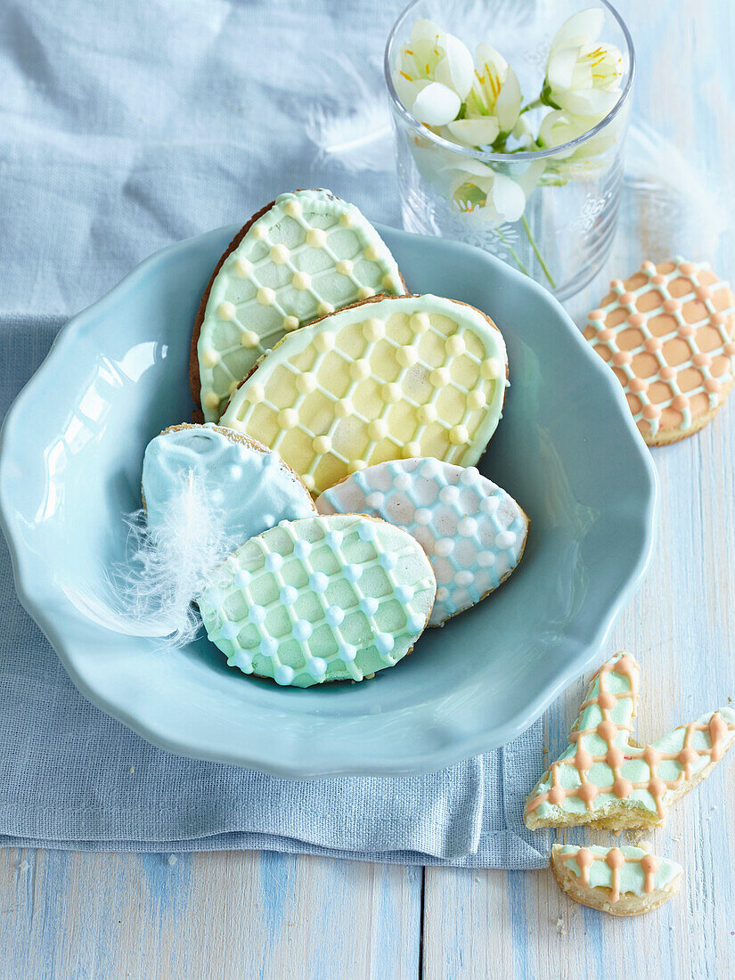 Egg-shaped biscuits with a colored glaze