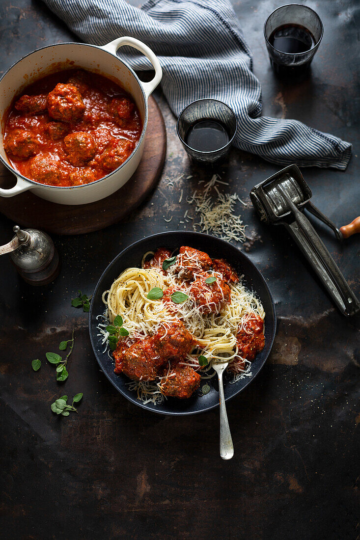 Hackbällchen in Tomatensauce mit Spaghetti