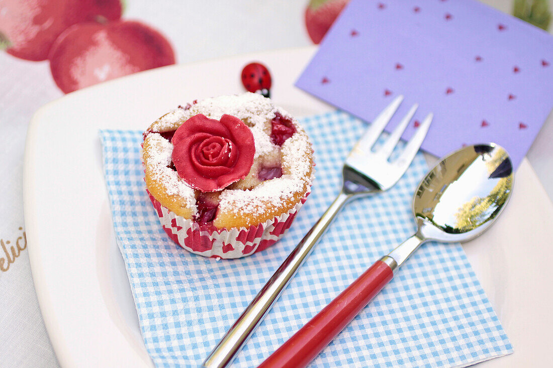 Kirschmuffin mit roter Marzipanrose