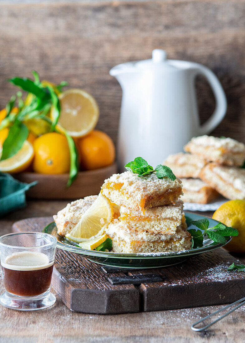 Lemon bars with crumble