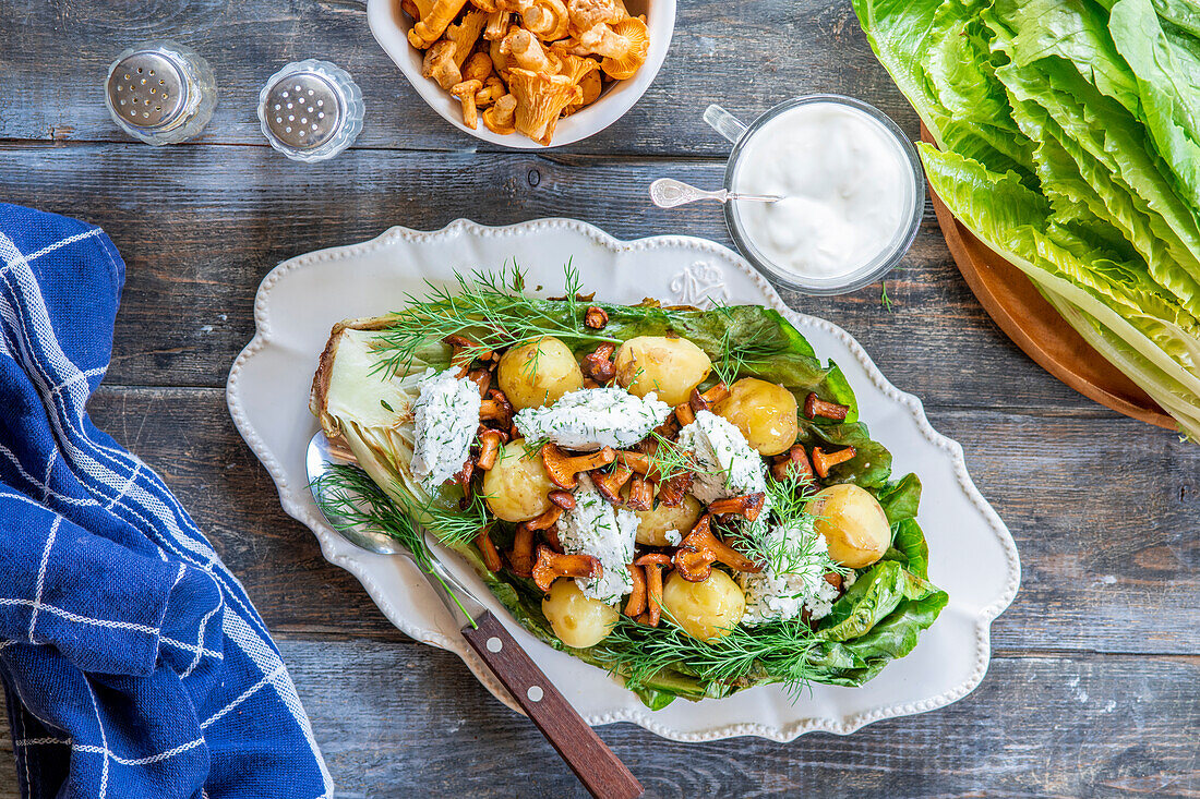Pfifferlingsalat mit Kräuterquark, Kartoffeln und gegrilltem Römersalat