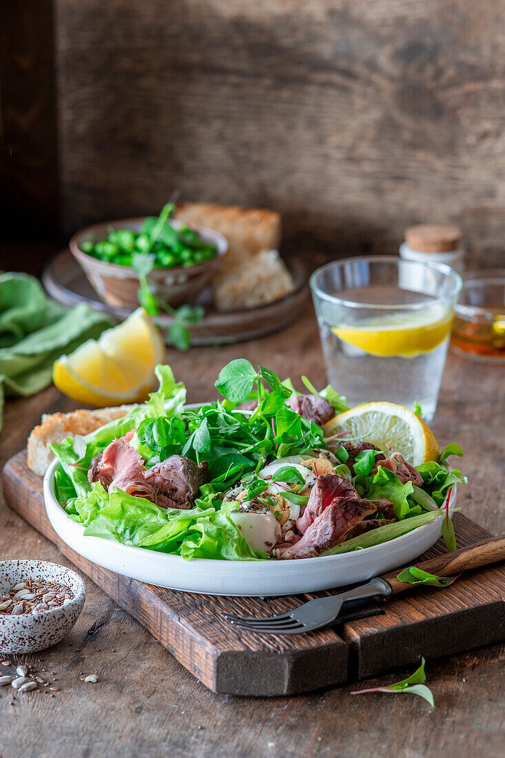 Roastbeefsalat mit Erbsen und Eiern