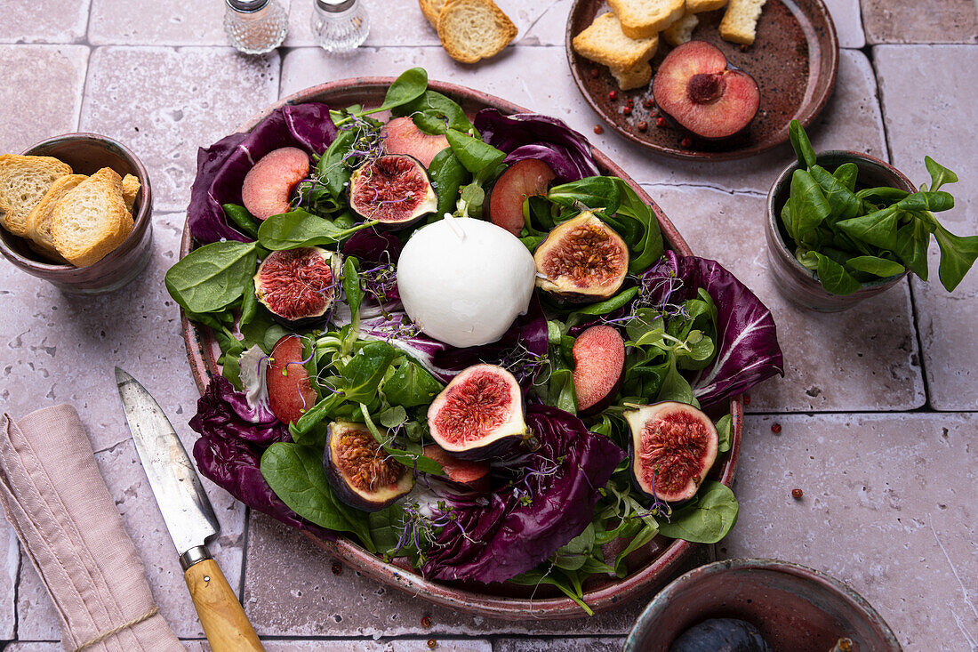 Radicchio salad with figs and burrata