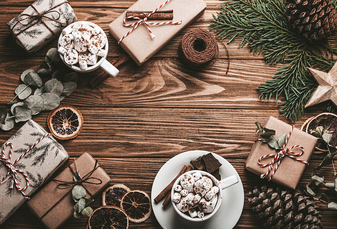 Heiße Schokolade mit Marshmallow, Weihnachtgeschenke und Dekoration