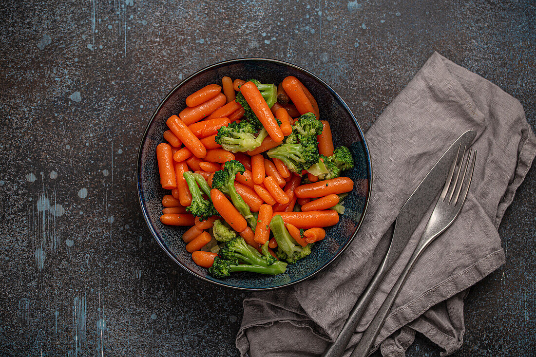 Healthy diet steamed vegetables salad with baby carrot and broccoli in bowl