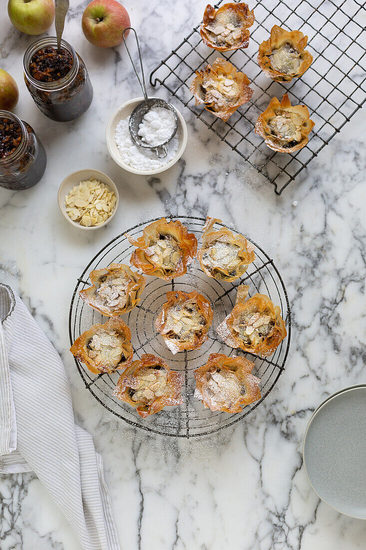 Mince Pies mit Filoteig auf Abkühlgitter