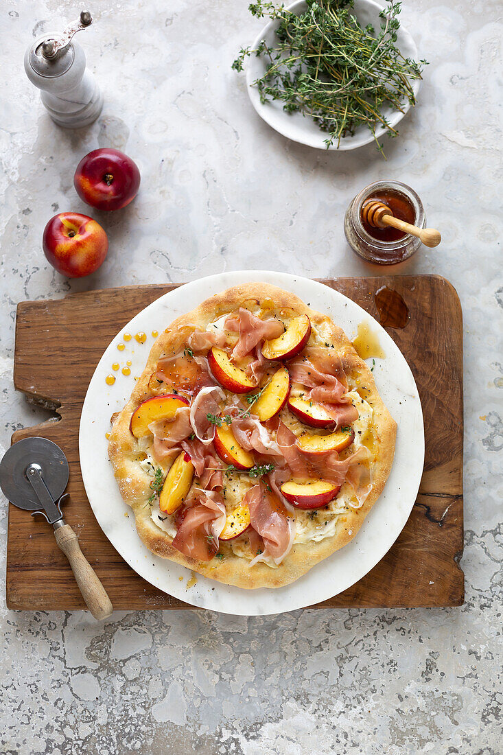 Pizza bianca - white pizza with prosciutto and nectarines