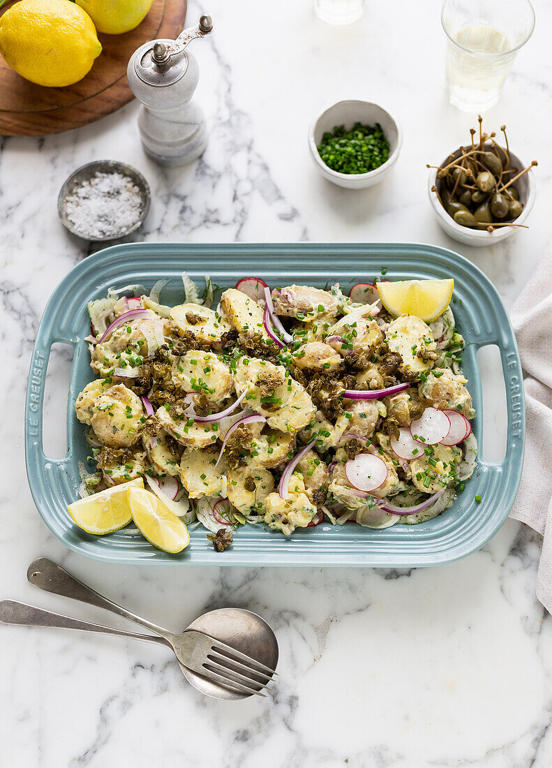 Kartoffelsalat mit Radieschen, roten Zwiebeln und Kapernäpfel