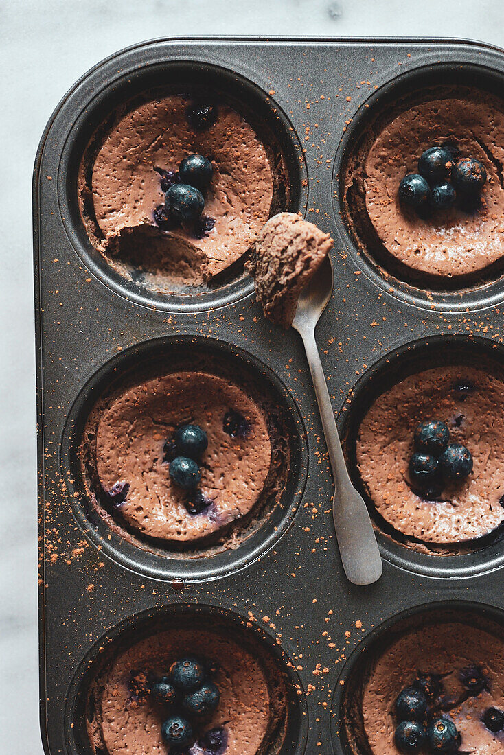 Chocolate mini cheesecakes with blueberries