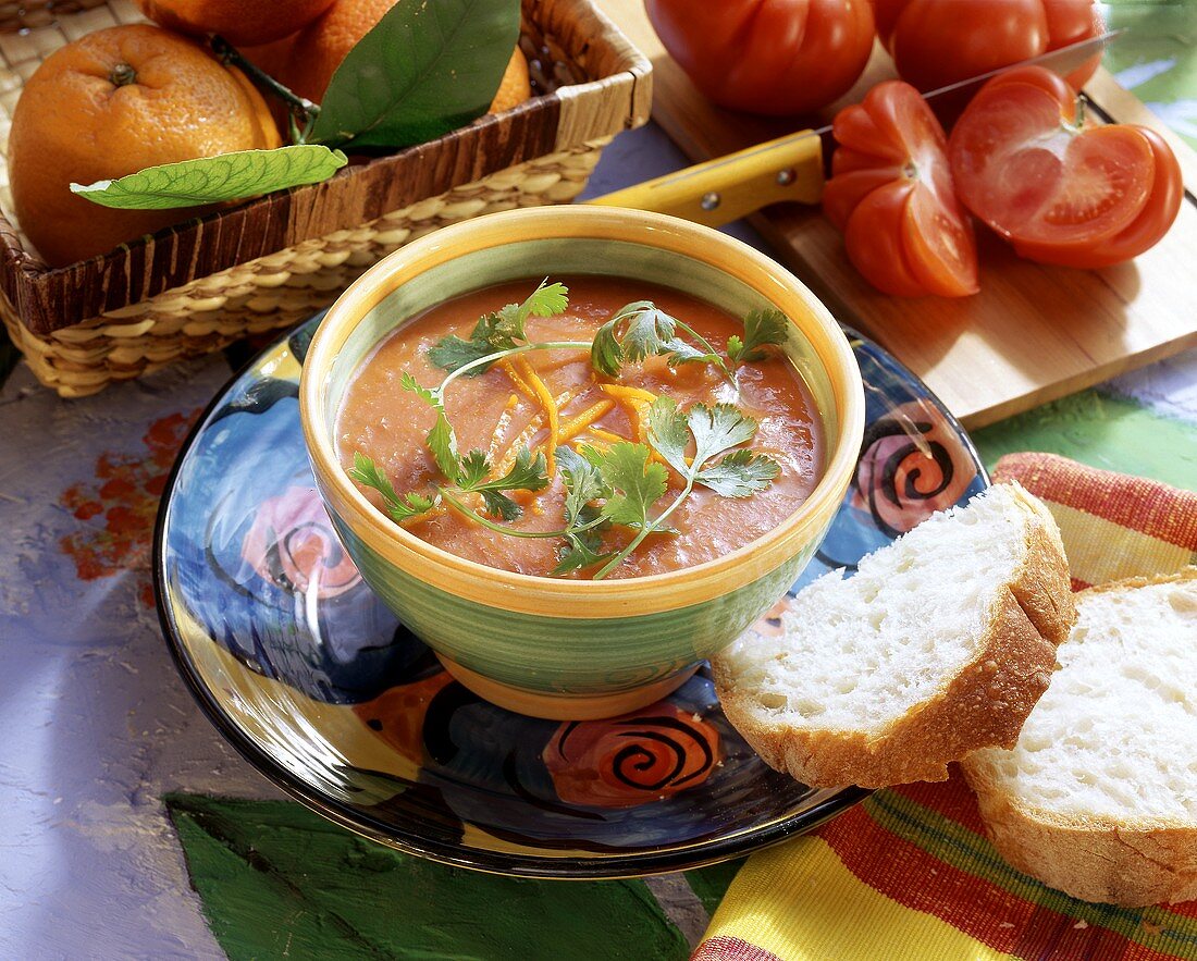 Tomaten-Orangen-Suppe mit Petersilie garniert im Schälchen