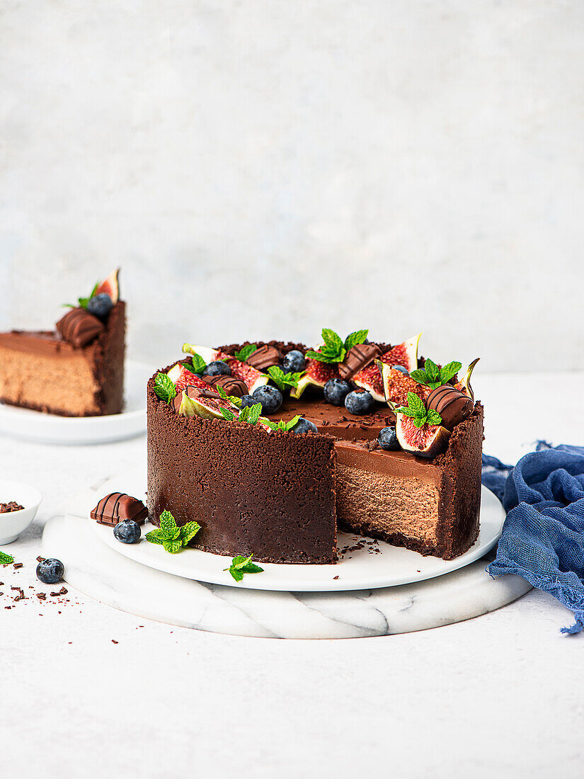 Schoko-Cheesecake mit Feigen und Blaubeeren