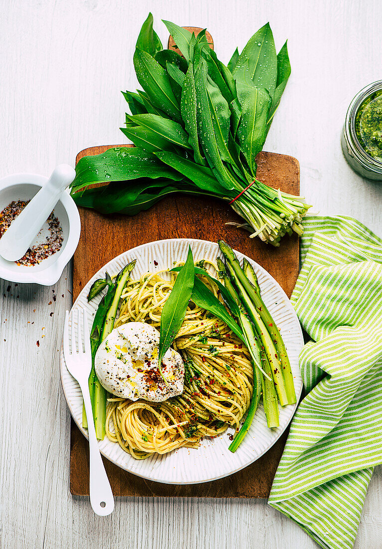 Spaghetti mit grünem Spargel, Burrata und Bärlauchpesto