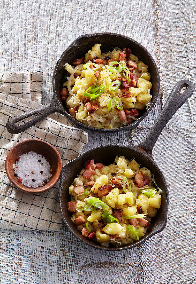 Slowakische Kartoffelgnocchi mit Sauerkraut und Speck