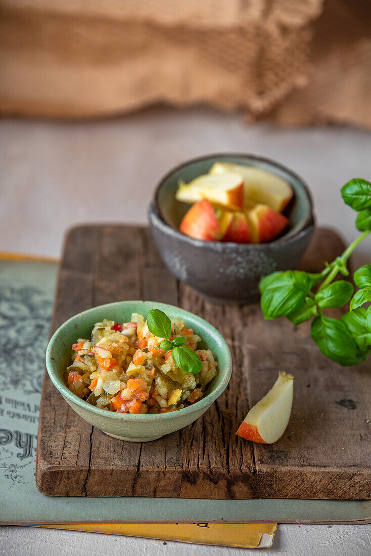 Saurer Salat mit Gurken, Äpfeln und Karotten