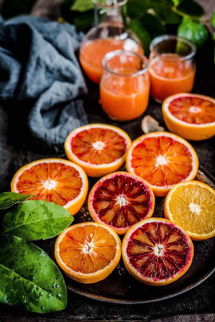 Orangen, Blutorangen und frisch gepresster Saft