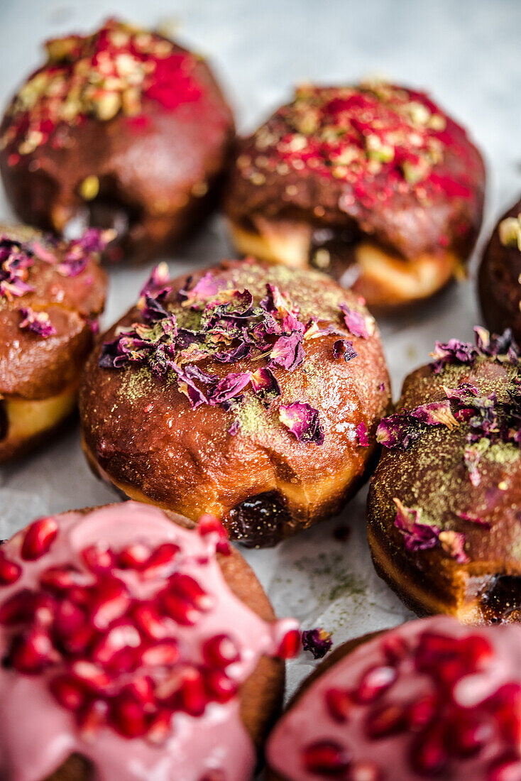 Donuts mit Rosenblüten und mit Granatapfelkernen