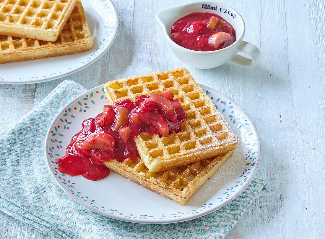 Waffeln mit Rhabarbergrütze