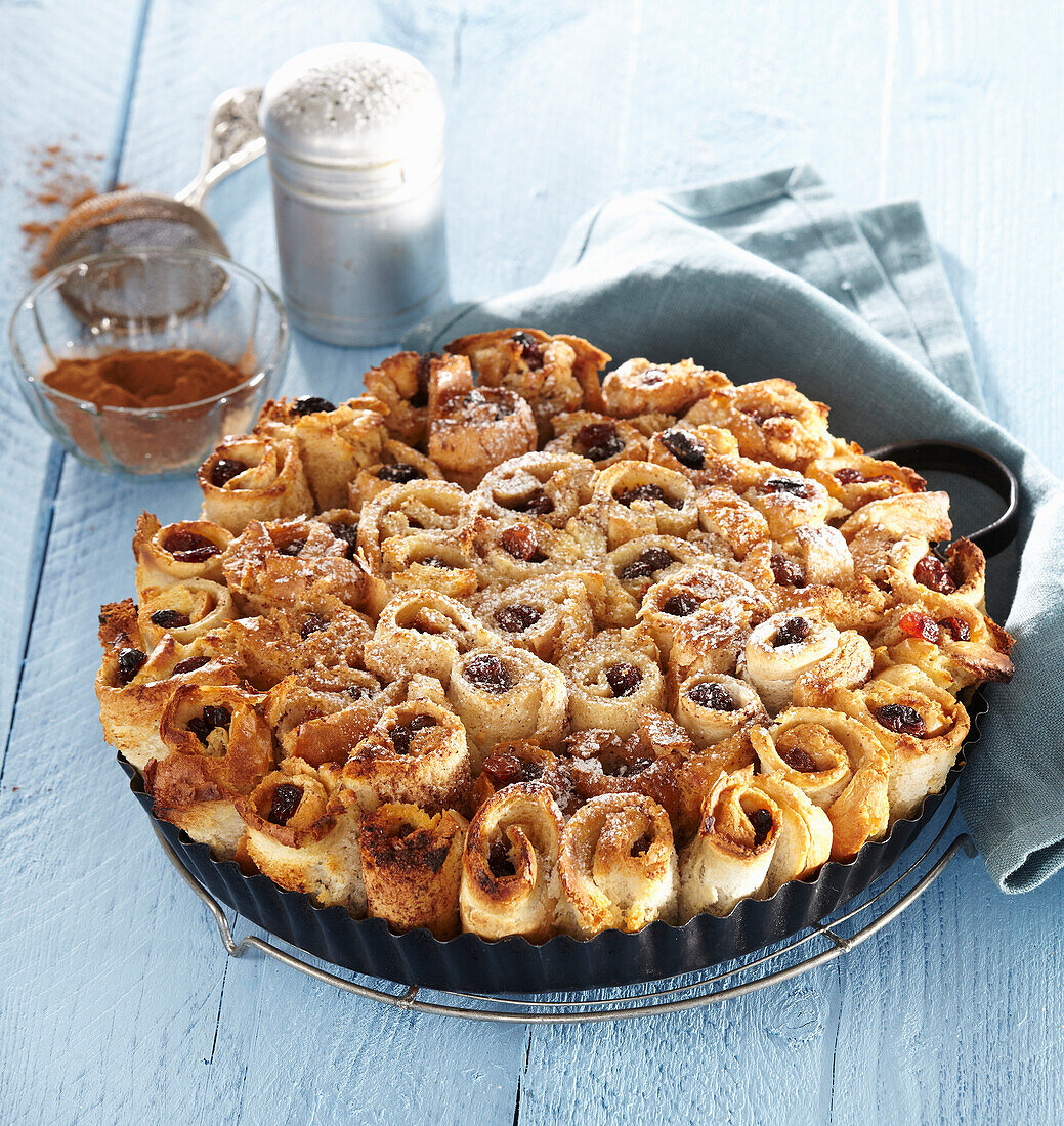 Brotpudding aus French-Toast-Röllchen mit Rosinen